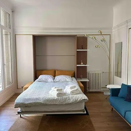 Au Coeur Des Champs Elysees * Paris