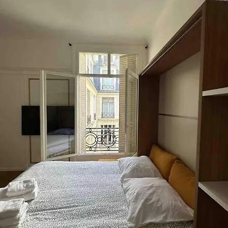 Au Coeur Des Champs Elysees *